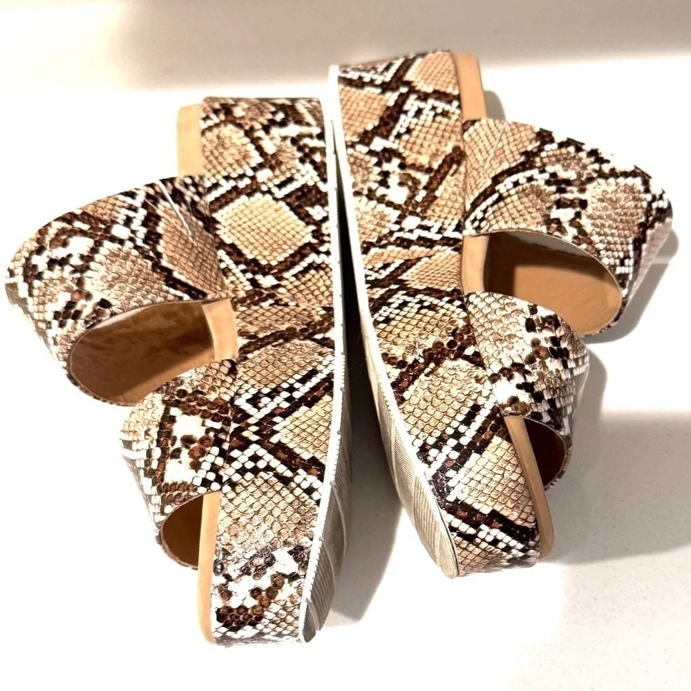 J Slides comfy platform